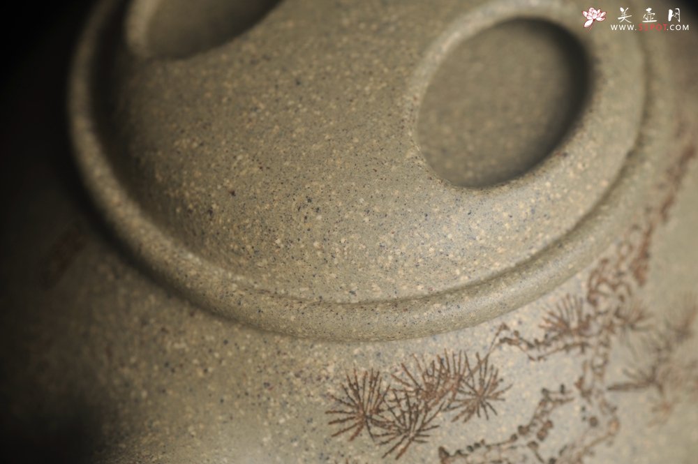 紫砂壶图片：实力派工艺师文砂苑堂主周斌 特好本山芝麻绿泥全手工牛盖高士壶  行到水穷处 坐看云起时 - 宜兴紫砂壶网