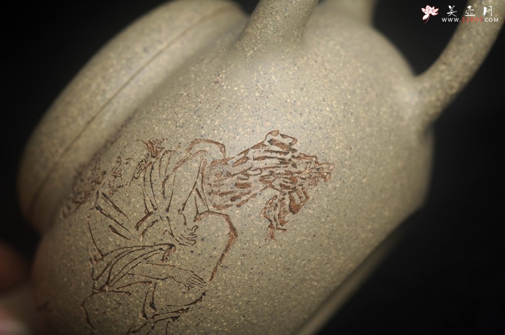 紫砂壶图片：实力派工艺师周斌 极品芝麻段泥 原创全手工牛韵壶 松涛烹雪醒诗梦 竹院浮烟荡俗尘 - 宜兴紫砂壶网