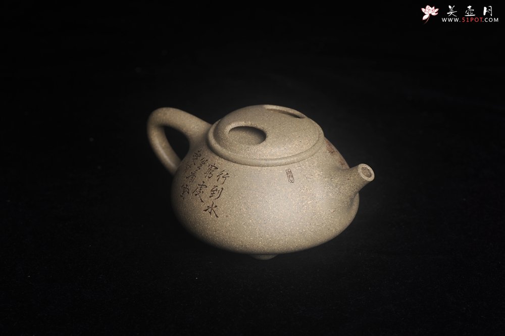 紫砂壶图片：实力派工艺师文砂苑堂主周斌 特好本山芝麻绿泥全手工牛盖高士壶  行到水穷处 坐看云起时 - 宜兴紫砂壶网