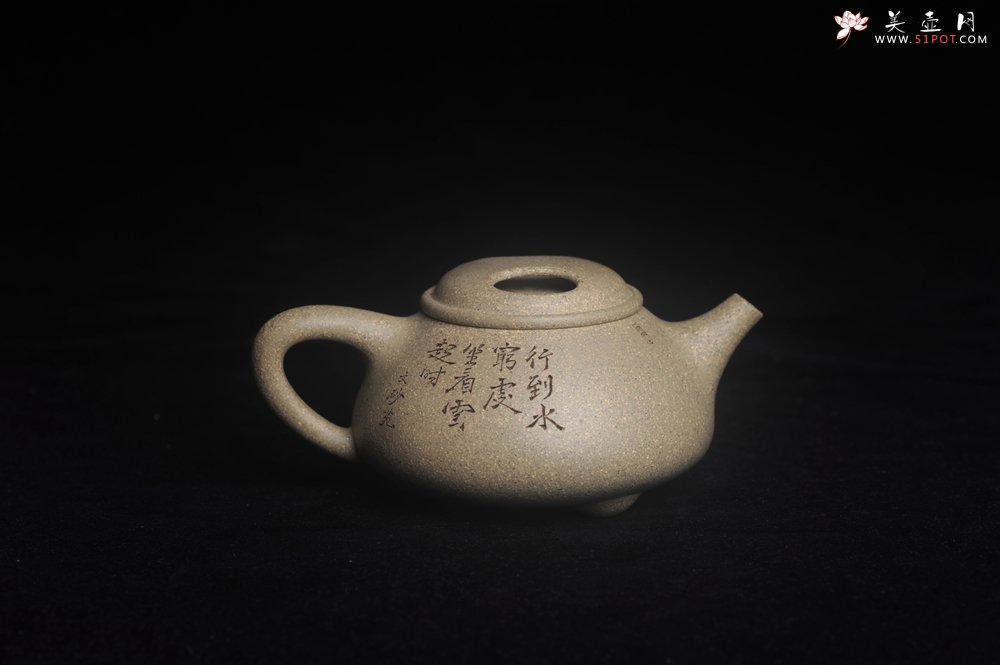 紫砂壶图片：实力派工艺师文砂苑堂主周斌 特好本山芝麻绿泥全手工牛盖高士壶  行到水穷处 坐看云起时 - 宜兴紫砂壶网