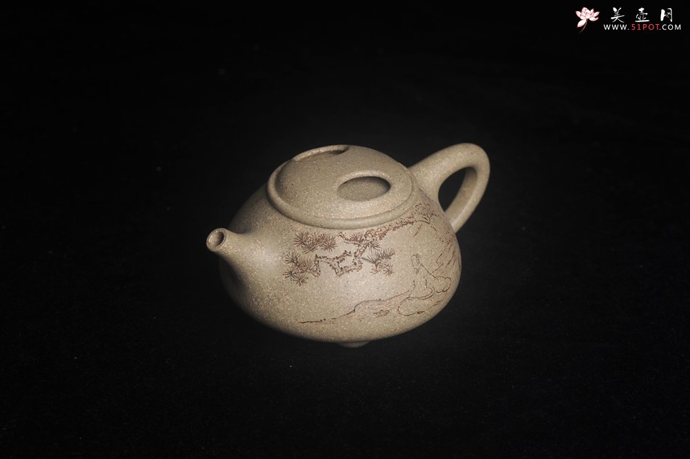 紫砂壶图片：实力派工艺师文砂苑堂主周斌 特好本山芝麻绿泥全手工牛盖高士壶  行到水穷处 坐看云起时 - 宜兴紫砂壶网