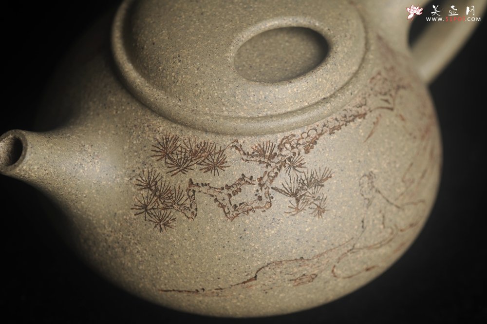 紫砂壶图片：实力派工艺师文砂苑堂主周斌 特好本山芝麻绿泥全手工牛盖高士壶  行到水穷处 坐看云起时 - 宜兴紫砂壶网