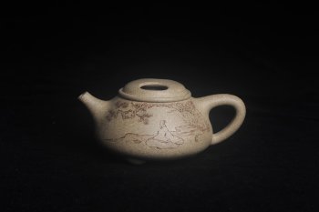 紫砂壶图片：实力派工艺师文砂苑堂主周斌 特好本山芝麻绿泥全手工牛盖高士壶  行到水穷处 坐看云起时 - 宜兴紫砂壶网