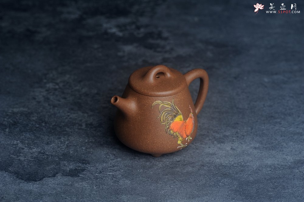紫砂壶图片：美壶特惠 潜力股王静然 精致老段泥高石瓢 泥绘大公鸡 特吉利文气 - 宜兴紫砂壶网