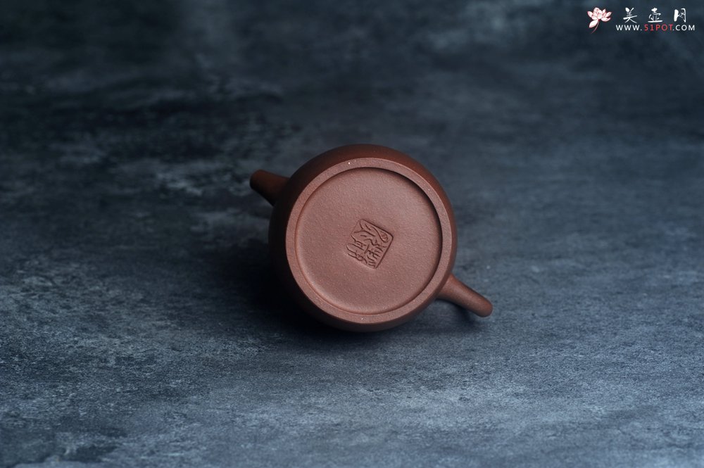 紫砂壶图片：美壶特惠 精致黑星红拼紫泥（家藏限量）高帽巨轮壶 球孔出水爽利 茶人醉爱 - 宜兴紫砂壶网