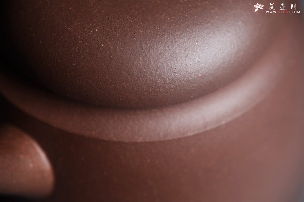 紫砂壶图片：美壶特惠 精致黑星红拼紫泥（家藏限量）高帽巨轮壶 球孔出水爽利 茶人醉爱 - 宜兴紫砂壶网