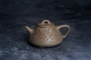 紫砂壶图片：高温四号井老青段 全手工子冶石瓢 装饰经典老子冶画面板桥竹 特有品味 期待与您结缘 - 宜兴紫砂壶网