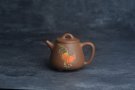紫砂壶图片：美壶特惠 潜力股王静然 精致老段泥高石瓢 泥绘大公鸡 特吉利文气 - 宜兴紫砂壶网