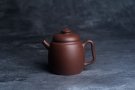紫砂壶图片：美壶特惠 精致黑星红拼紫泥（家藏限量）高帽巨轮壶 球孔出水爽利 茶人醉爱 - 宜兴紫砂壶网