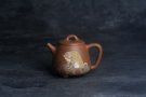紫砂壶图片：美壶特惠 潜力股王静然 精致老段泥高石瓢 泥绘金蟾 特文气 - 宜兴紫砂壶网