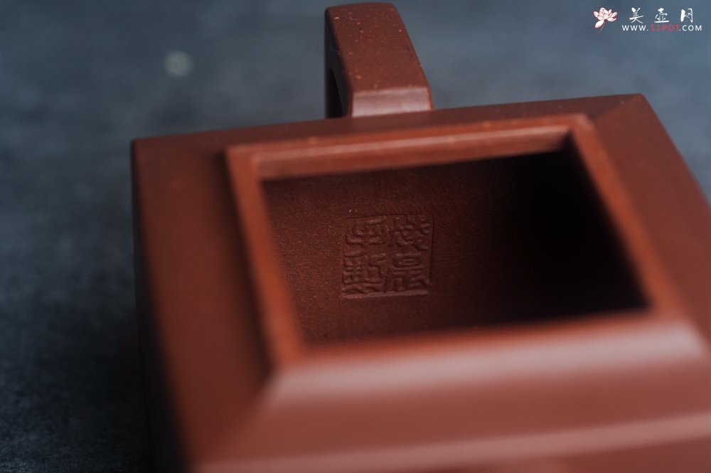 紫砂壶图片：全手工优质底槽清精致亚明四方壶 装饰清供图 特文气 - 宜兴紫砂壶网