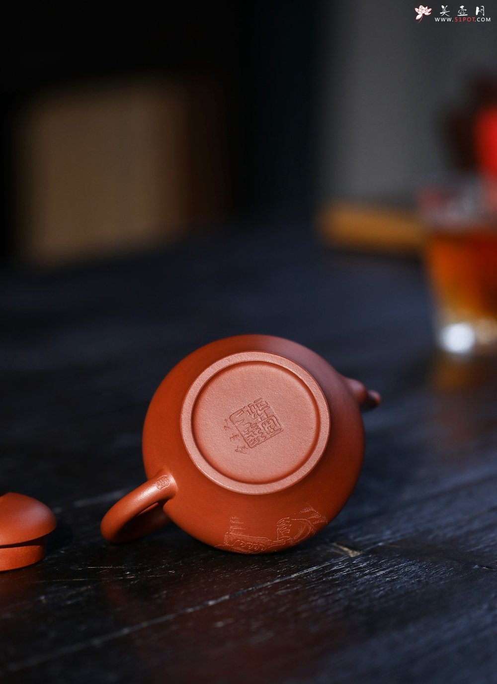 紫砂壶图片：特油润黄龙山小红泥全手工朱泥宝记经典款高虚扁壶 - 宜兴紫砂壶网