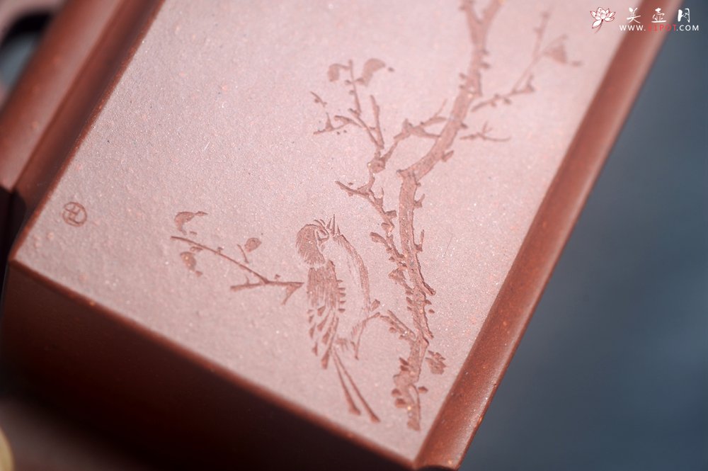 紫砂壶图片：全手工优质紫红泥精致亚明四方壶 装饰枯枝鸟图 特文气 - 宜兴紫砂壶网