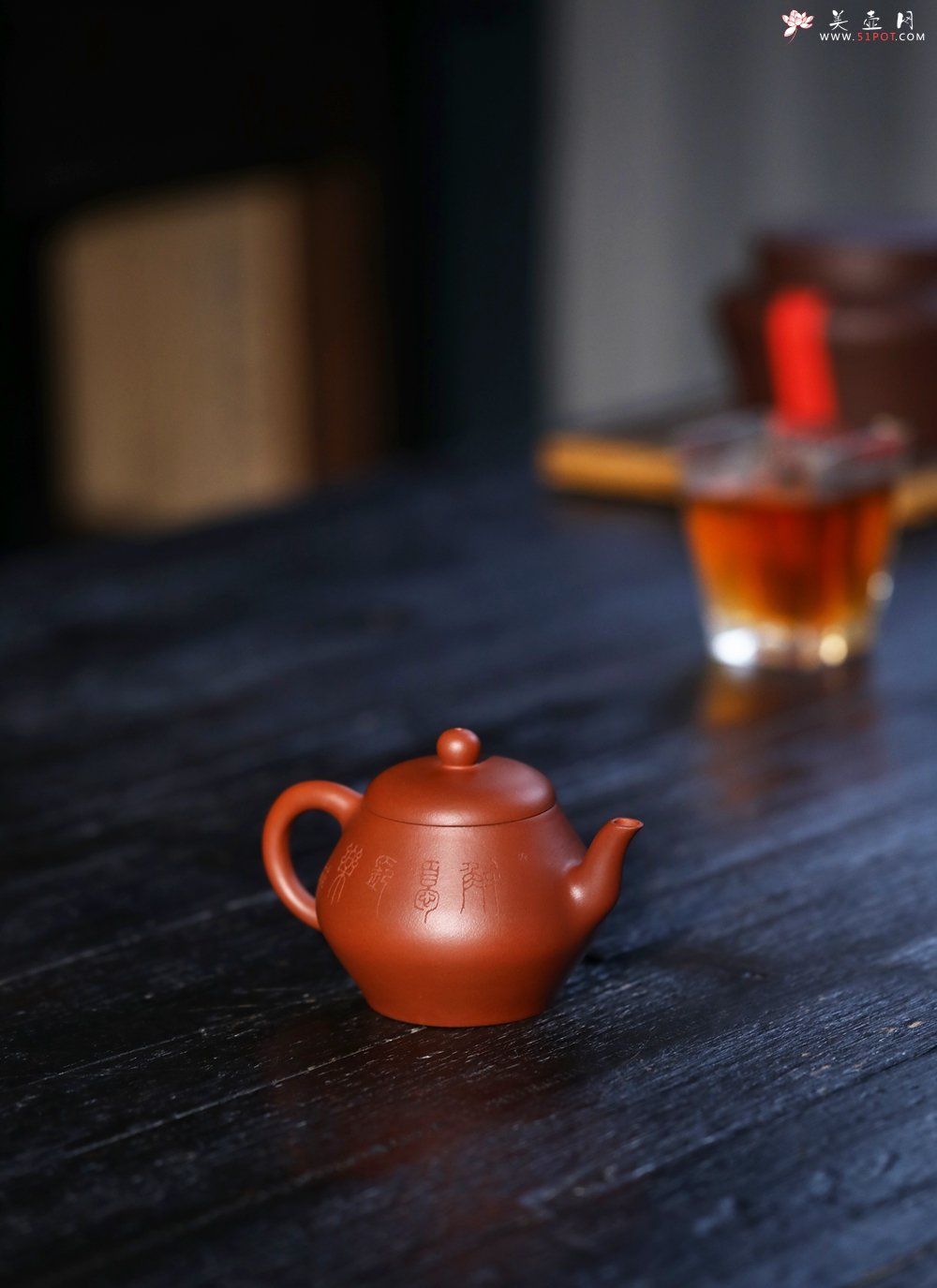 紫砂壶图片：特油润黄龙山小红泥全手工朱泥宝记经典款高虚扁壶 - 宜兴紫砂壶网