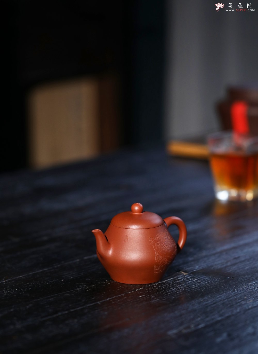 紫砂壶图片：特油润黄龙山小红泥全手工朱泥宝记经典款高虚扁壶 - 宜兴紫砂壶网
