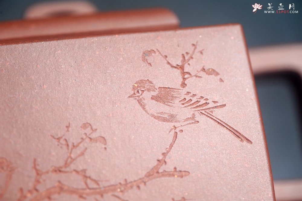 紫砂壶图片：全手工优质紫红泥精致亚明四方壶 装饰枯枝鸟图 特文气 - 宜兴紫砂壶网