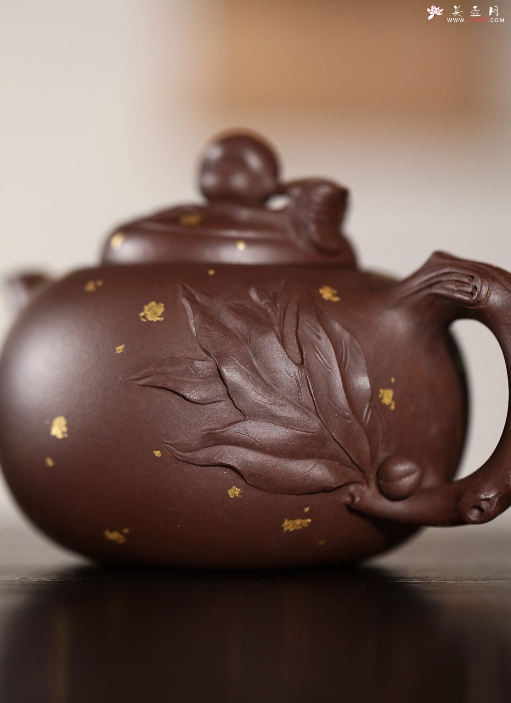 紫砂壶图片：潜力股周学学全手工洒金工艺特好文革紫泥精制寿桃壶 特费工 - 宜兴紫砂壶网