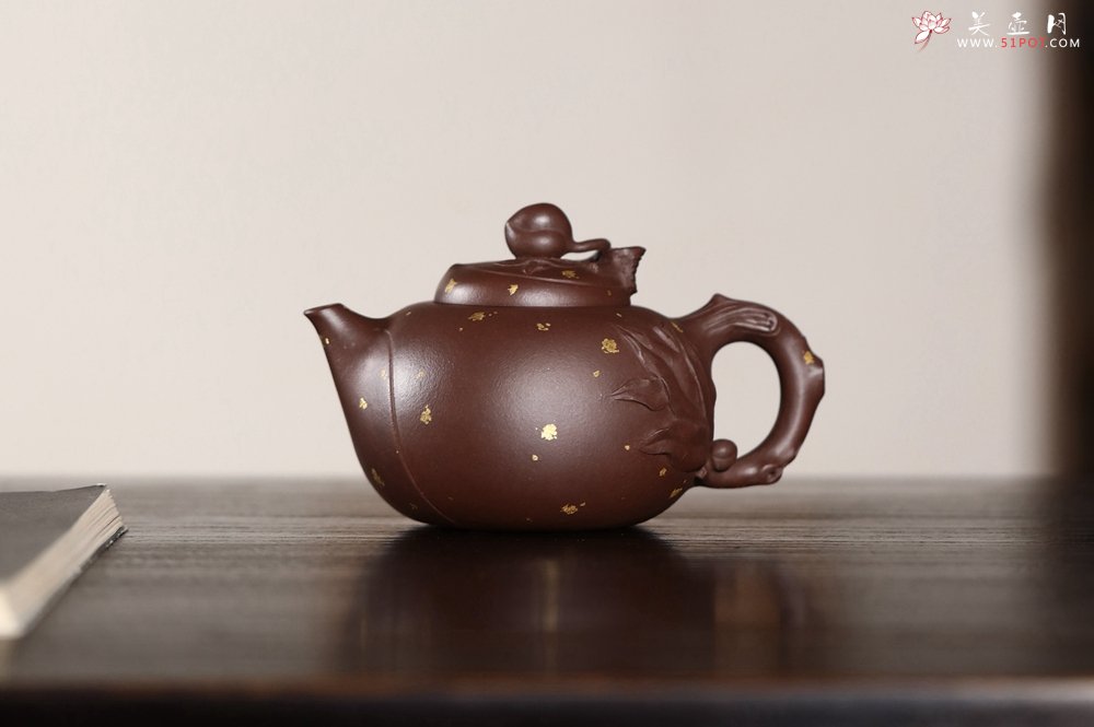 紫砂壶图片：潜力股周学学全手工洒金工艺特好文革紫泥精制寿桃壶 特费工 - 宜兴紫砂壶网