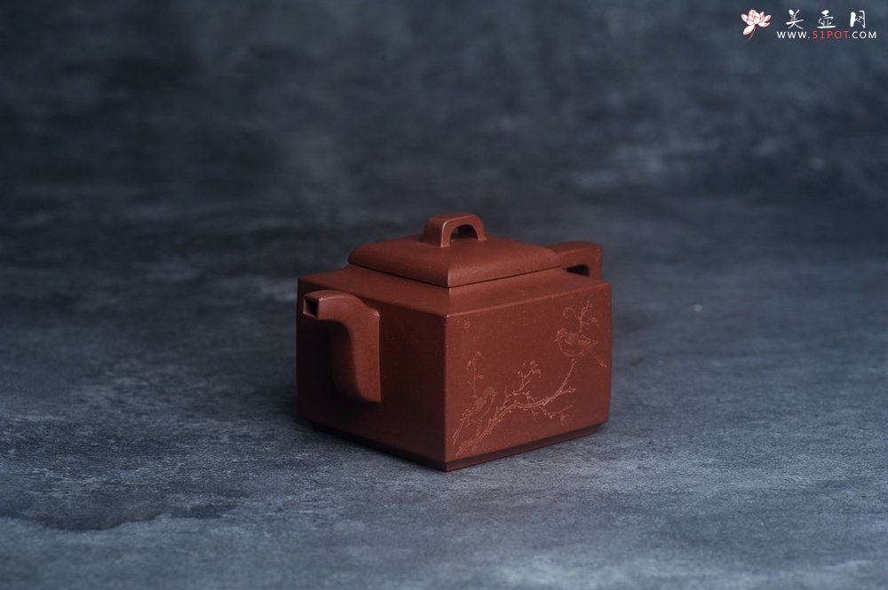 紫砂壶图片：全手工优质紫红泥精致亚明四方壶 装饰枯枝鸟图 特文气 - 宜兴紫砂壶网