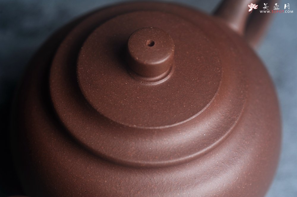 紫砂壶图片：美壶特惠 精致黑星红拼紫泥（家藏限量）平盖莲子壶 球孔出水爽利 茶人醉爱 - 宜兴紫砂壶网