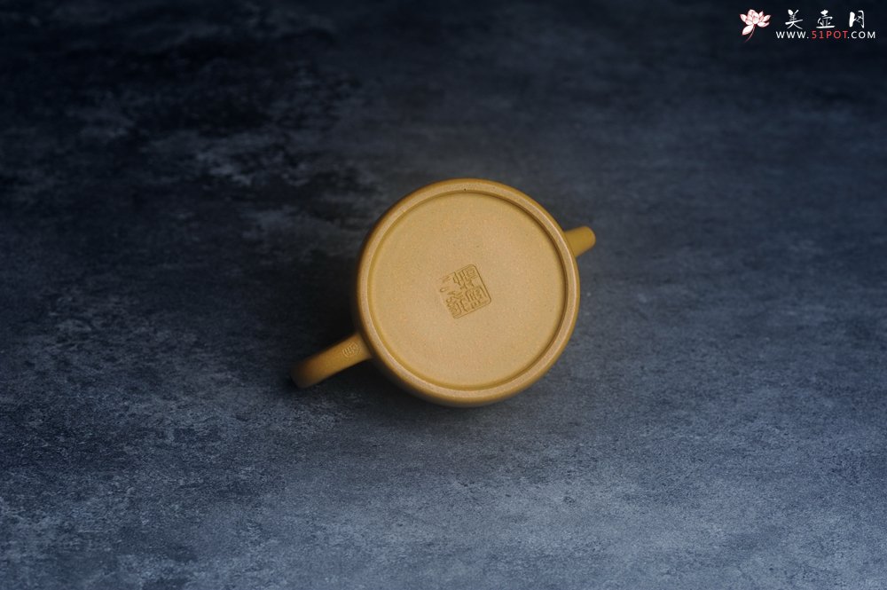 紫砂壶图片：潜力股周小培老师 特好黄金段泥全手工德中壶 - 宜兴紫砂壶网