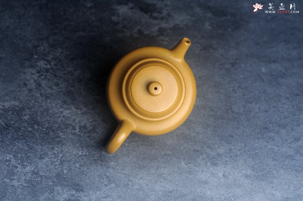 紫砂壶图片：潜力股周小培老师 特好黄金段泥全手工德中壶 - 宜兴紫砂壶网