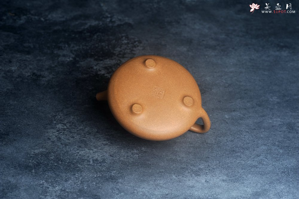 紫砂壶图片：美壶特惠 特好老黄段泥精致子冶石瓢壶 咫尺天涯共月明 - 宜兴紫砂壶网