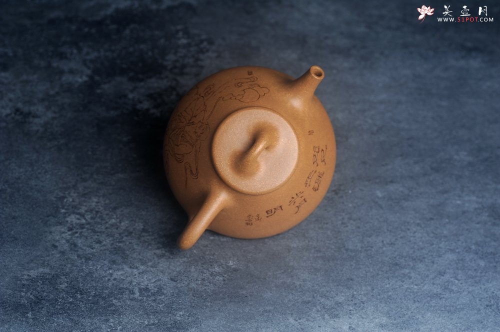 紫砂壶图片：美壶特惠 特好老黄段泥精致子冶石瓢壶 咫尺天涯共月明 - 宜兴紫砂壶网