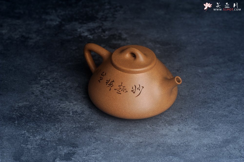 紫砂壶图片：壶特惠 特好老黄段泥精致子冶石瓢壶 装饰人物 妙趣横生  特文气 - 宜兴紫砂壶网