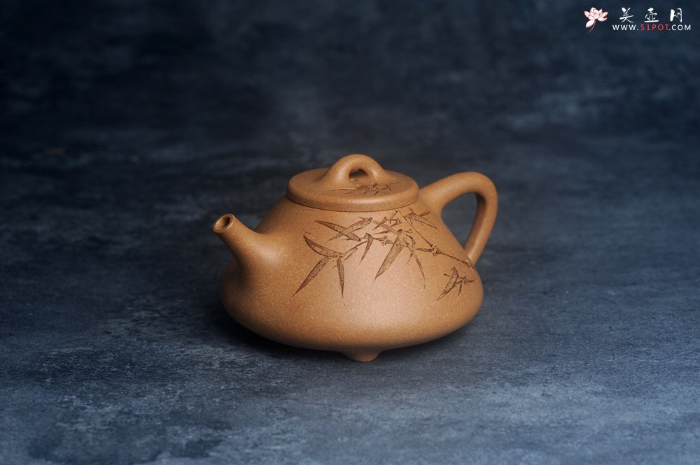 紫砂壶图片：美壶特惠 特好老黄段泥精致子冶石瓢壶 君子唯爱竹 特文气 - 宜兴紫砂壶网