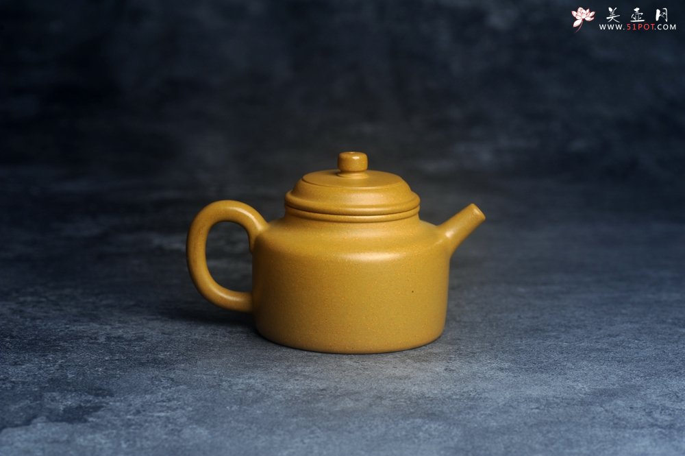紫砂壶图片：潜力股周小培老师 特好黄金段泥全手工德中壶 - 宜兴紫砂壶网