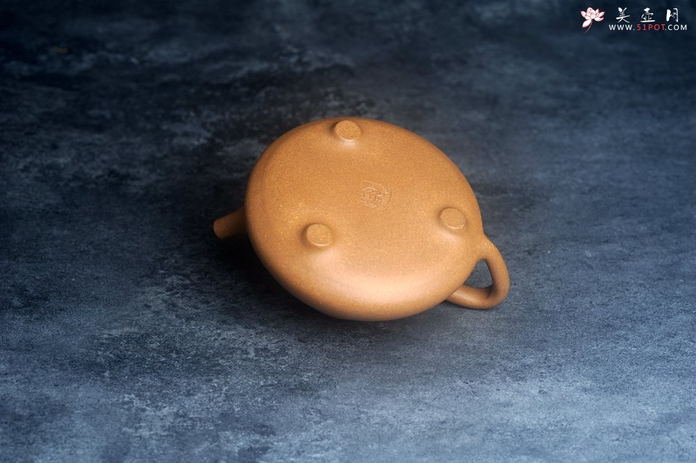 紫砂壶图片：美壶特惠 特好老黄段泥精致子冶石瓢壶 君子唯爱竹 特文气 - 宜兴紫砂壶网