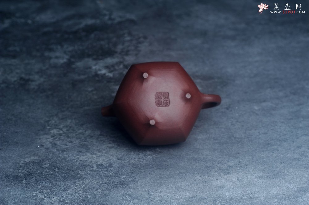 紫砂壶图片：美壶特惠 潜力股凌晨老师 精致全手工枣红泥六方乳鼎茶壶 - 宜兴紫砂壶网