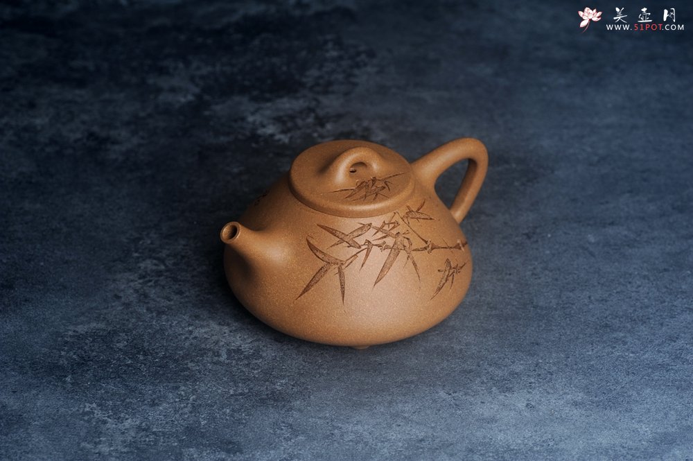 紫砂壶图片：美壶特惠 特好老黄段泥精致子冶石瓢壶 君子唯爱竹 特文气 - 宜兴紫砂壶网