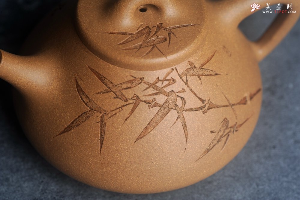 紫砂壶图片：美壶特惠 特好老黄段泥精致子冶石瓢壶 君子唯爱竹 特文气 - 宜兴紫砂壶网