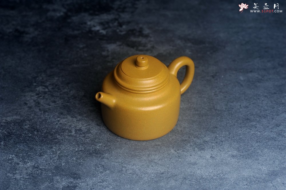 紫砂壶图片：潜力股周小培老师 特好黄金段泥全手工德中壶 - 宜兴紫砂壶网