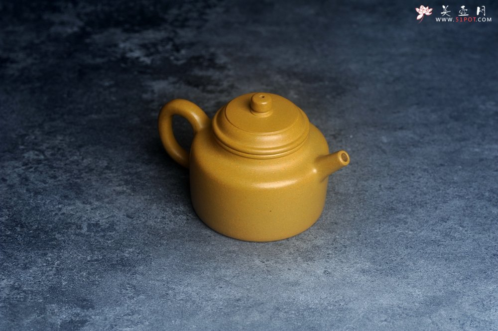 紫砂壶图片：潜力股周小培老师 特好黄金段泥全手工德中壶 - 宜兴紫砂壶网