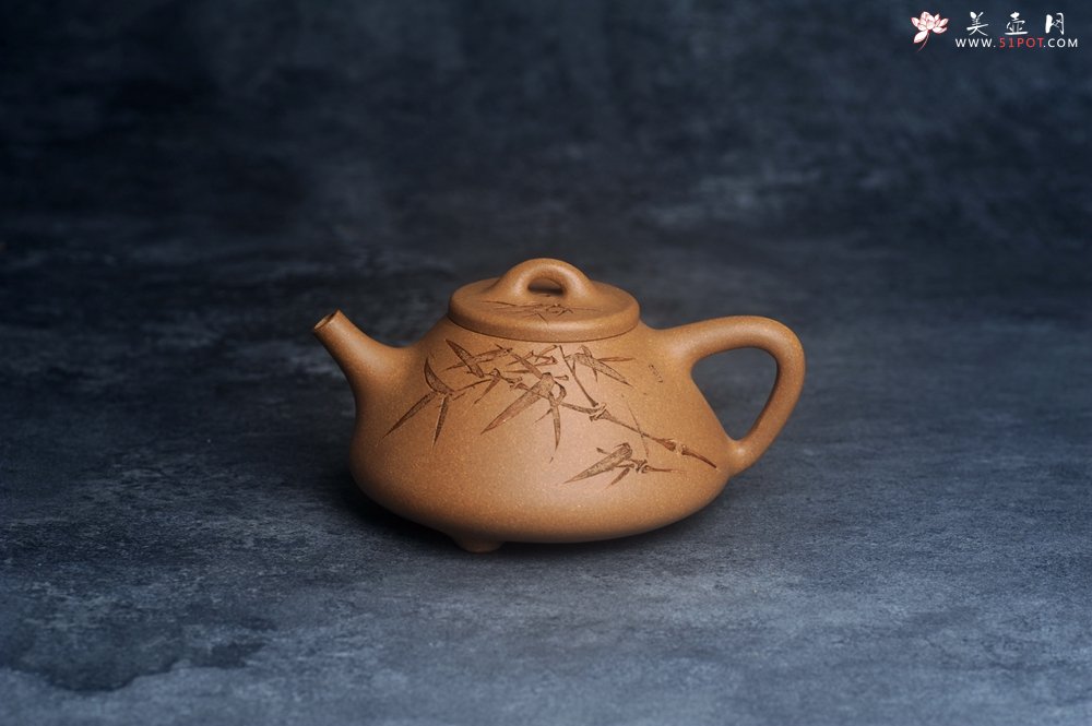 紫砂壶图片：美壶特惠 特好老黄段泥精致子冶石瓢壶 君子唯爱竹 特文气 - 宜兴紫砂壶网