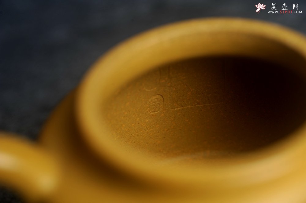紫砂壶图片：潜力股周小培老师 特好黄金段泥全手工德中壶 - 宜兴紫砂壶网