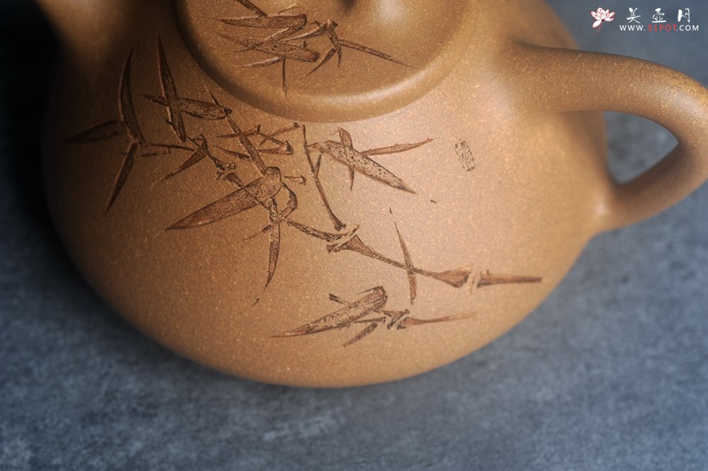 紫砂壶图片：美壶特惠 特好老黄段泥精致子冶石瓢壶 君子唯爱竹 特文气 - 宜兴紫砂壶网