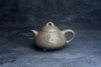 紫砂壶图片：美壶特惠 美壶网特供限量极品高温四号井老青段 精工乳瓢茶壶 装饰人物 特文气 - 宜兴紫砂壶网