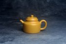 紫砂壶图片：潜力股周小培老师 特好黄金段泥全手工德中壶 - 宜兴紫砂壶网
