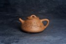 紫砂壶图片：壶特惠 特好老黄段泥精致子冶石瓢壶 装饰人物 妙趣横生  特文气 - 宜兴紫砂壶网