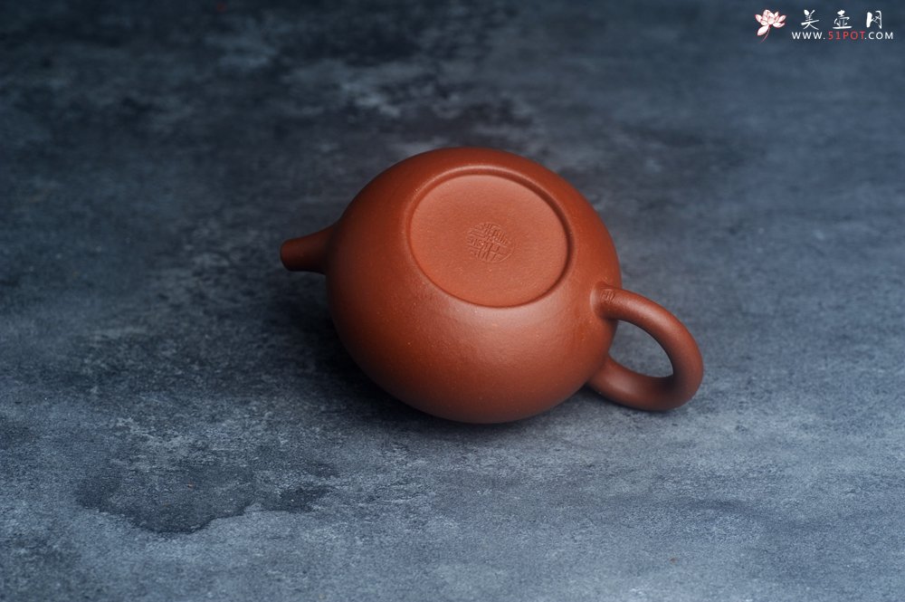 紫砂壶图片：王老师新品 美壶特惠 全手工红降坡玉帽水平壶 大口实用 特文气 - 宜兴紫砂壶网