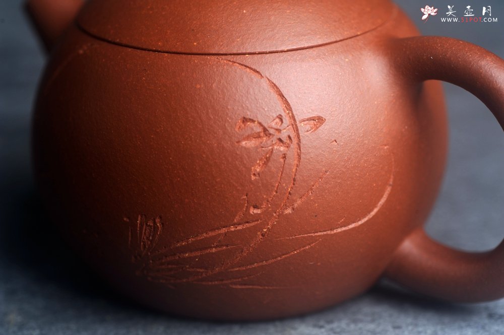紫砂壶图片：美壶特惠 全手工优质红降坡泥西施壶 助工杨志超装饰兰花特文气 - 宜兴紫砂壶网