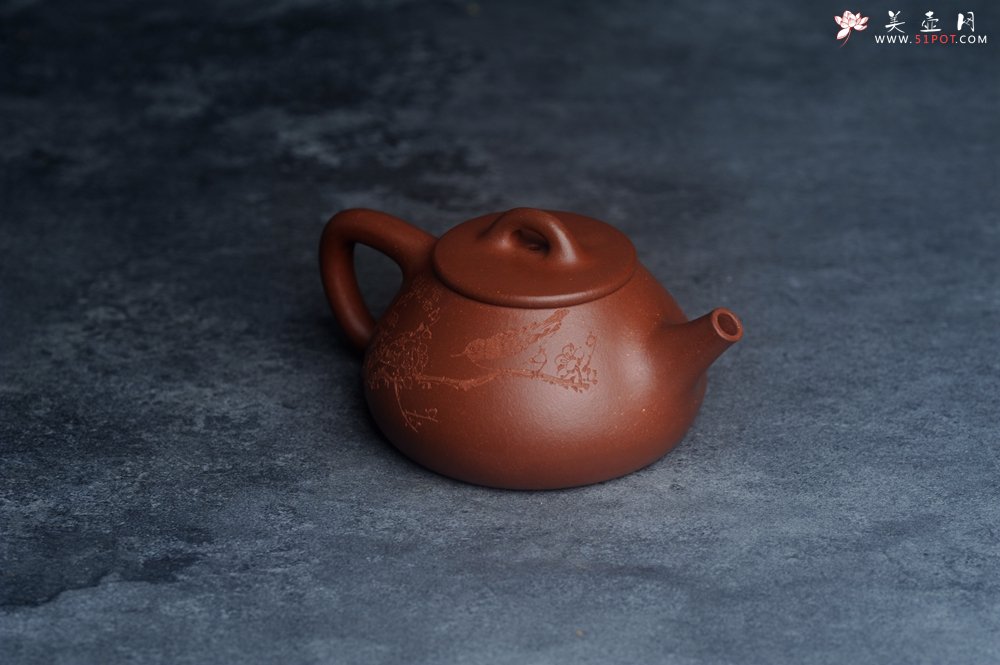 紫砂壶图片：美壶特惠 王老师全手工红降坡合瓢壶230cc 国助工 易轩 杨志超老师刻绘 装饰喜上眉梢特文气 - 宜兴紫砂壶网