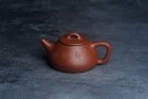 紫砂壶图片：美壶特惠 王老师全手工红降坡合瓢壶230cc 国助工 易轩 杨志超老师刻绘 装饰喜上眉梢特文气 - 宜兴紫砂壶网