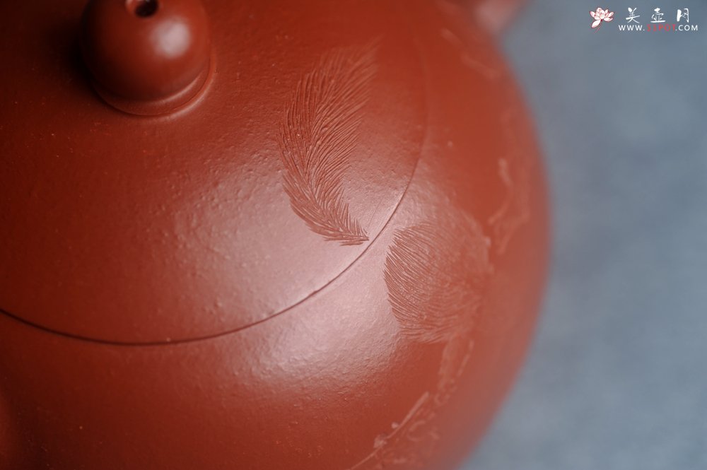 紫砂壶图片：美壶特惠紫砂壶优质朱泥扁西施壶 装饰松针松鼠 秋韵图 - 宜兴紫砂壶网