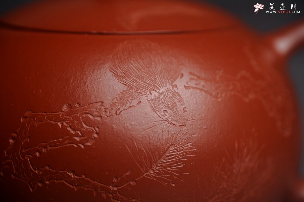 紫砂壶图片：美壶特惠紫砂壶优质朱泥扁西施壶 装饰松针松鼠 秋韵图 - 宜兴紫砂壶网