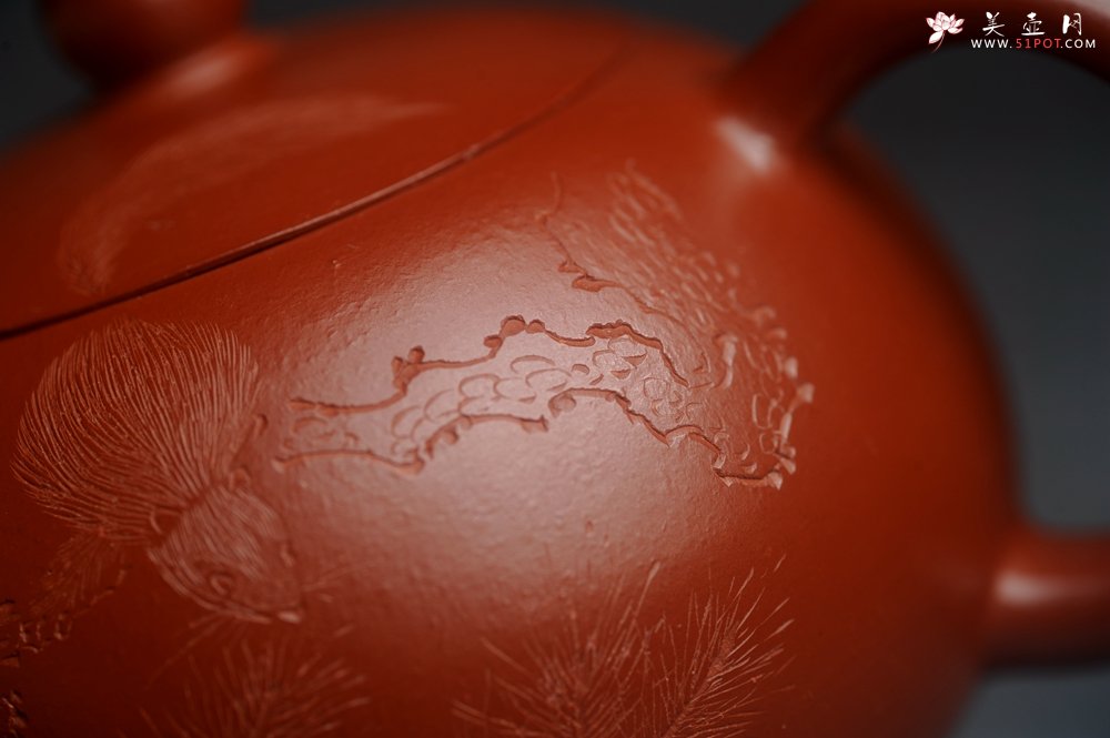 紫砂壶图片：美壶特惠紫砂壶优质朱泥扁西施壶 装饰松针松鼠 秋韵图 - 宜兴紫砂壶网